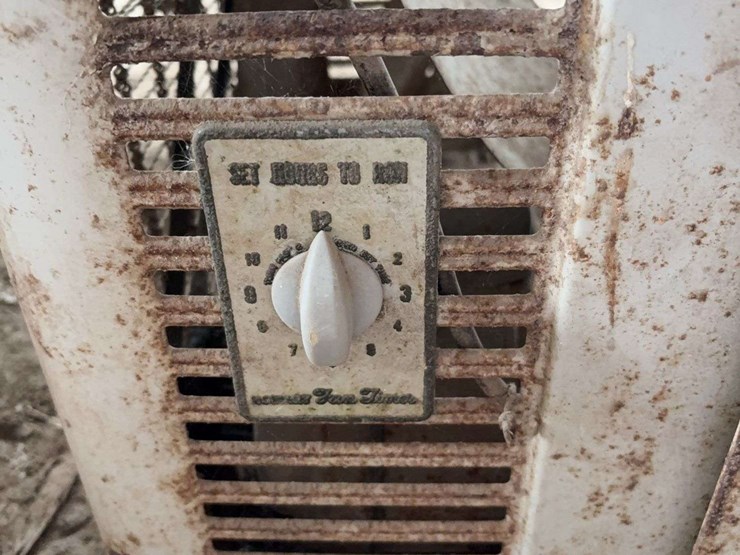 metal-box-fan-with-integrated-timer-image-2