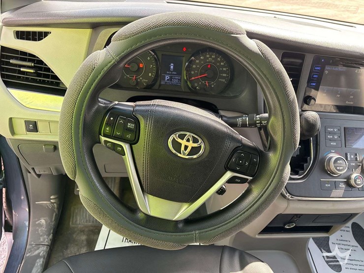 2017-toyota-sienna-image-13