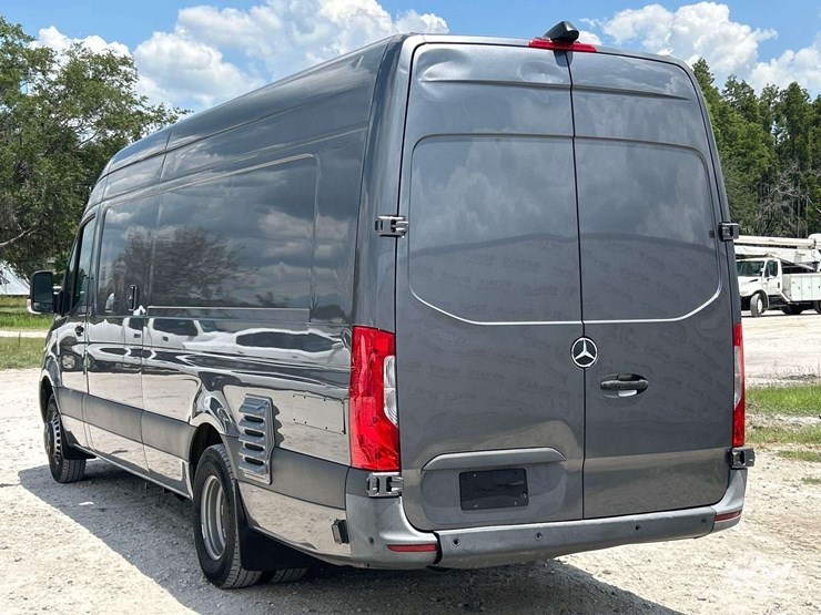 2021-mercedes-benz-sprinter-4500-image-2