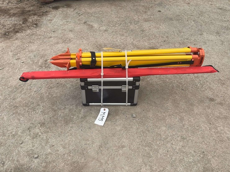 surveying-tripod-and-carrying-case-image-4