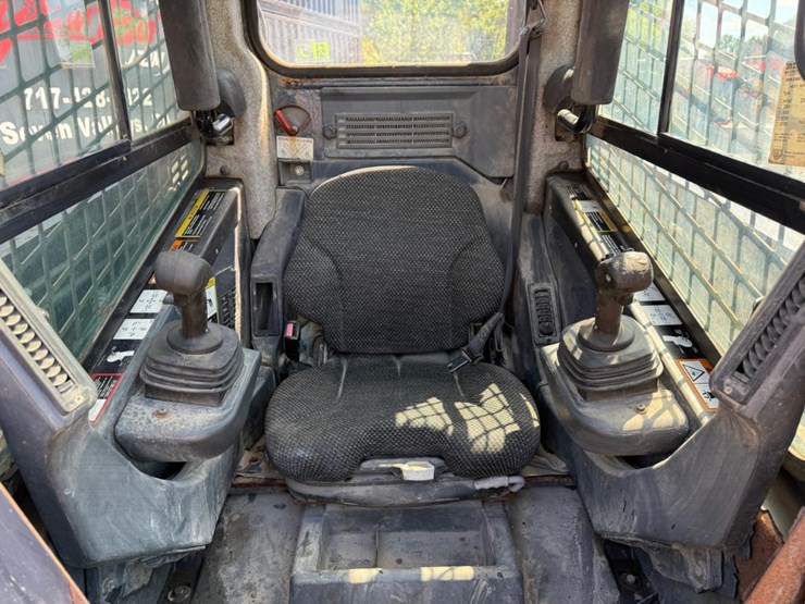 deere-323d-image-19