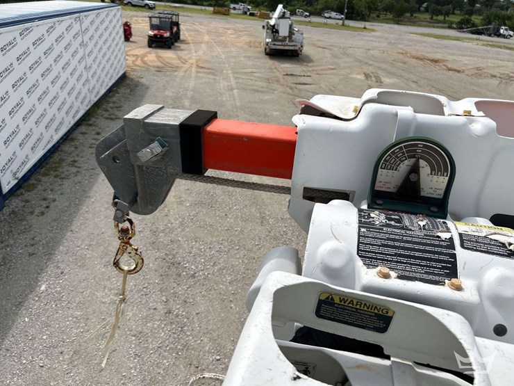 2012-freightliner-m2-106-image-35