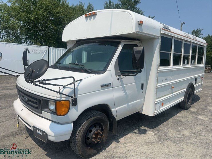 2006-ford-e450-image-1