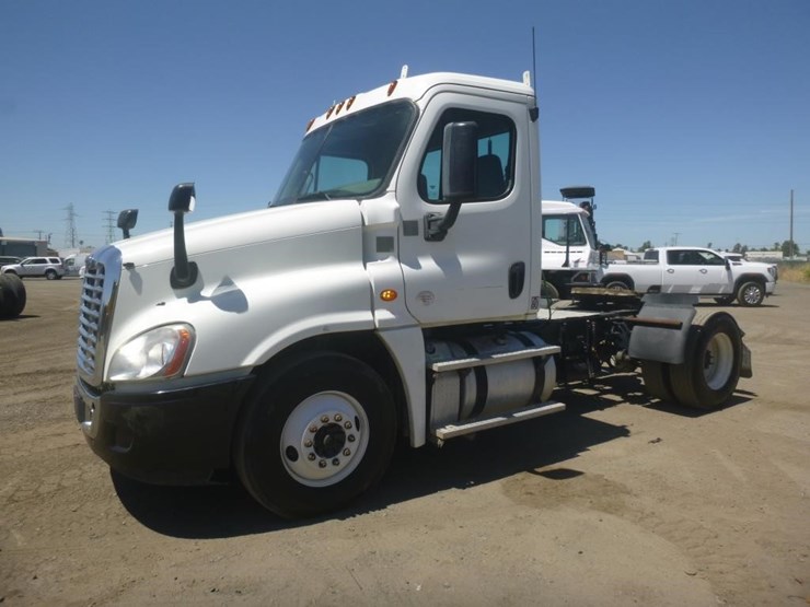 2015-freightliner-cascadia-125-image-1