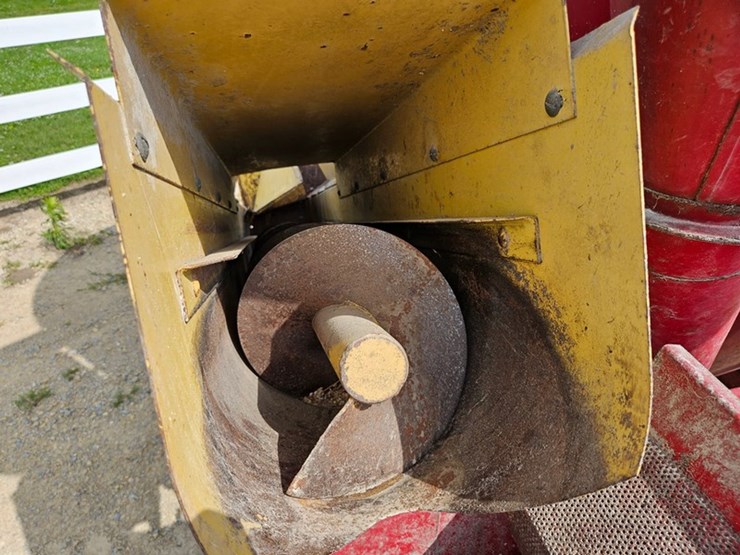 new-holland-352-image-16