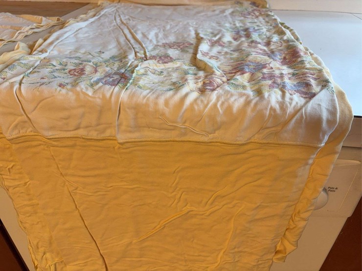 floral-print-bed-sheet-set-with-ruffled-edging-image-4