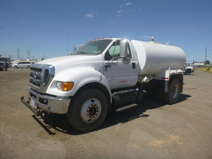 2011-ford-f750-image-1