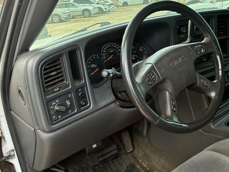 #52-•-2005-gmc-sierra-image-5