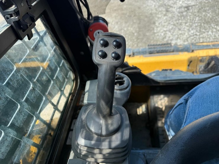 2022-deere-317g-image-25