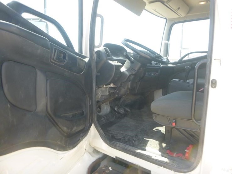 2015-hino-268-image-24