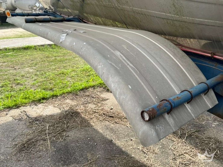 1984-brenner-tank-inc.-6,900-gallon-t/a-chemial-tanker-trailer-image-10