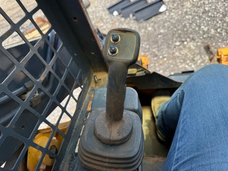 2016-deere-317g-image-25