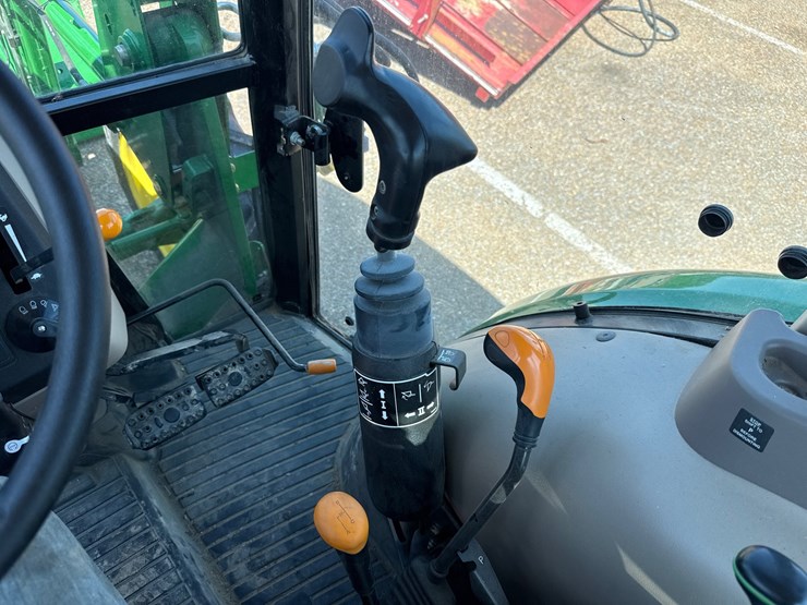 2013-john-deere-5065e-image-25