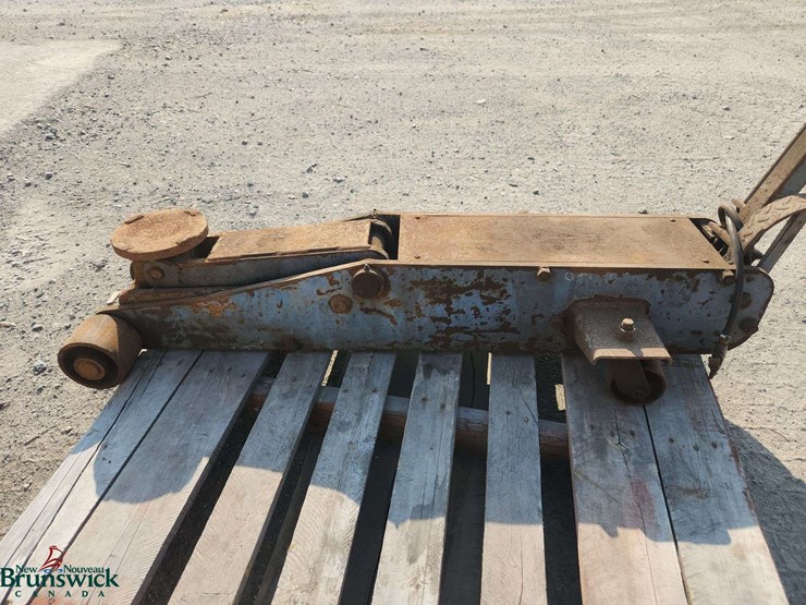 large-truck-pneumatic-floor-jack-image-2