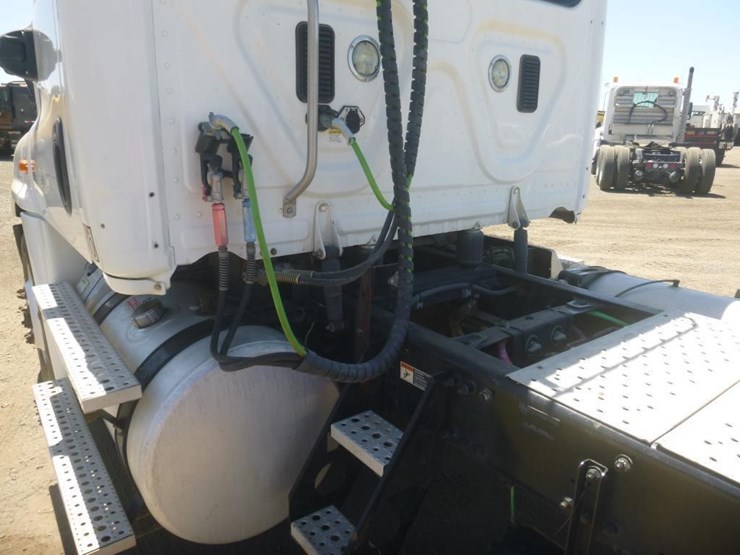 2015-freightliner-cascadia-125-image-11