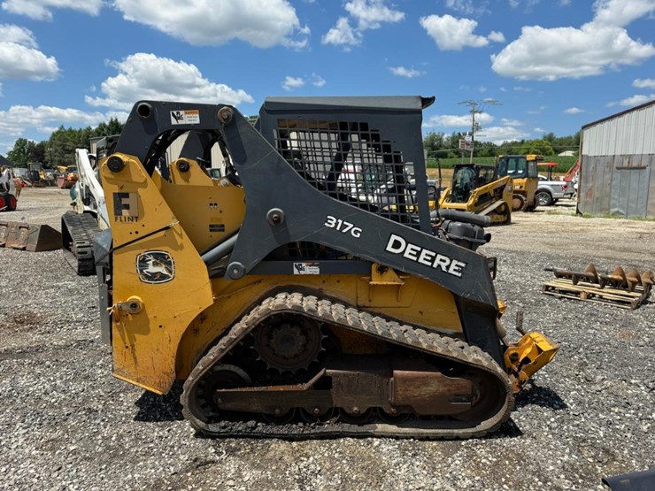 2016-deere-317g-image-5