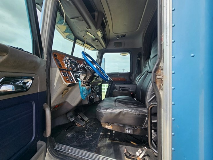 2006-peterbilt-386-image-47