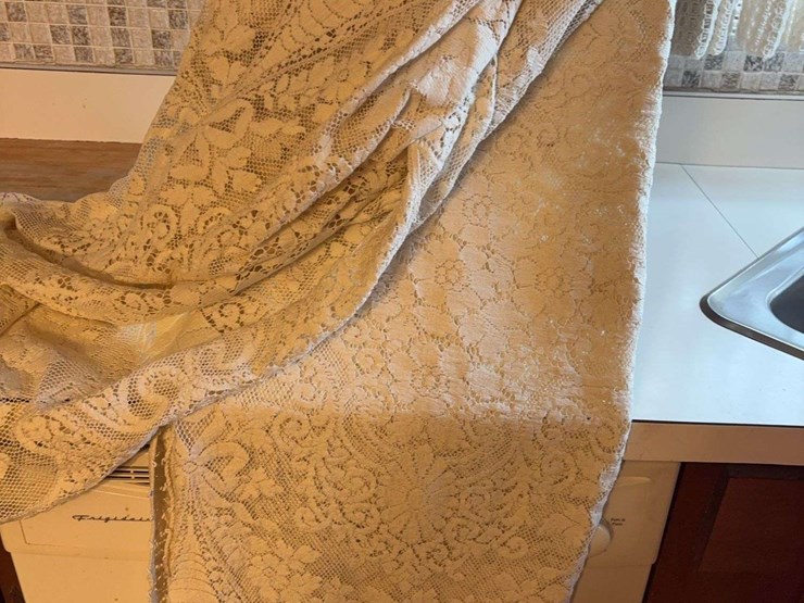 quaker-lace-tablecloth-image-3
