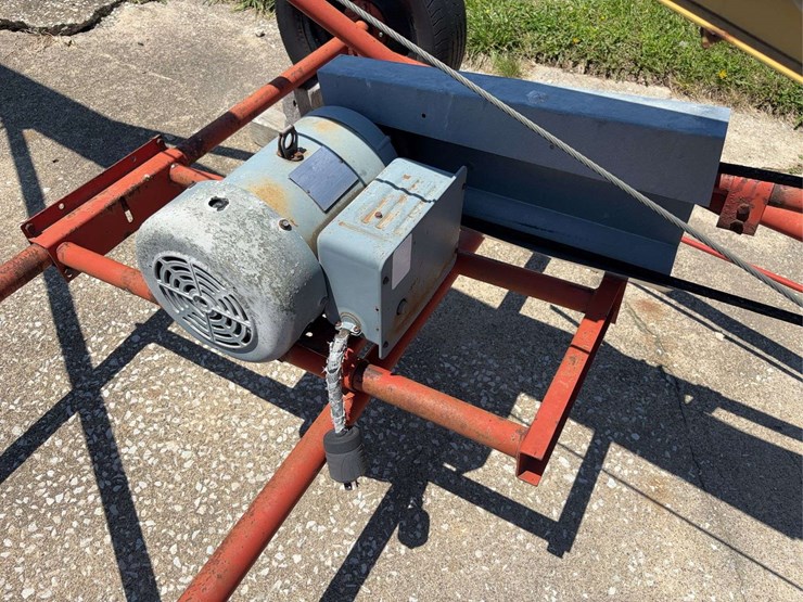 westfield-electric-6'-31'-grain-auger-with-motor-and-wheeled-carriage-image-3