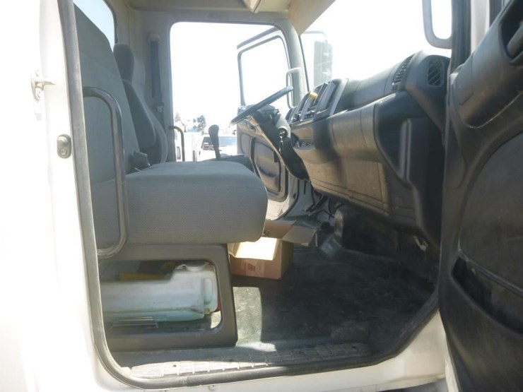 2015-hino-268-image-26