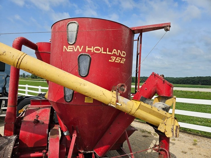 new-holland-352-image-28