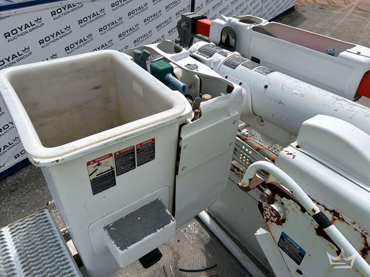 2012-freightliner-m2-106-image-32