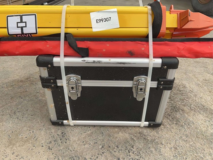 surveying-tripod-and-equipment-case-image-6