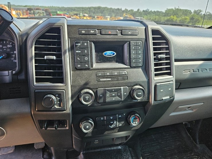 2021-ford-f350-image-32
