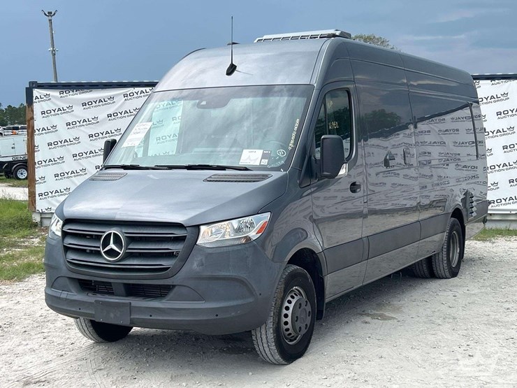 2021-mercedes-benz-sprinter-4500-image-1