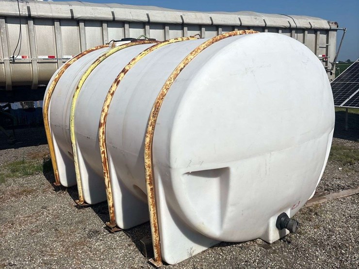 3,500-gallon-poly-tank-with-ladder-image-1
