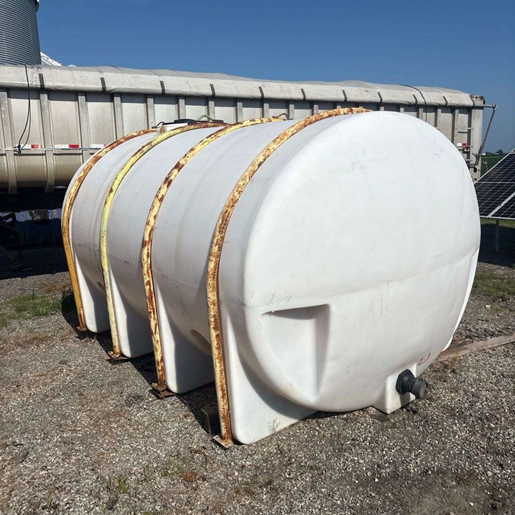 3,500 Gallon Poly Tank with Ladder