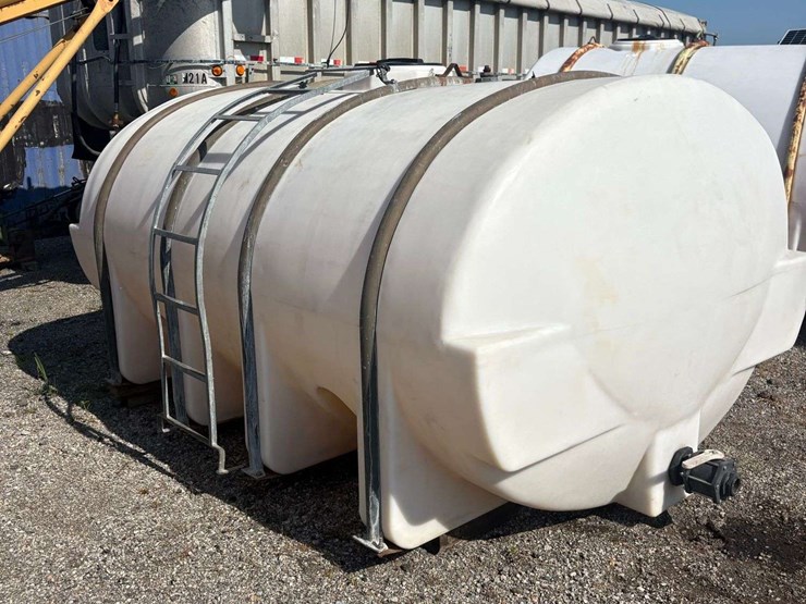 2,550-gallon-poly-tank-with-ladder-image-1