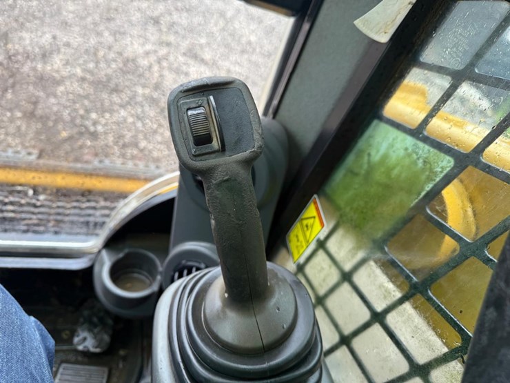 2017-caterpillar-249d-image-21