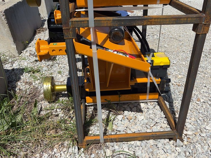 giyi-ad680-hydraulic-pile-hammer-image-2