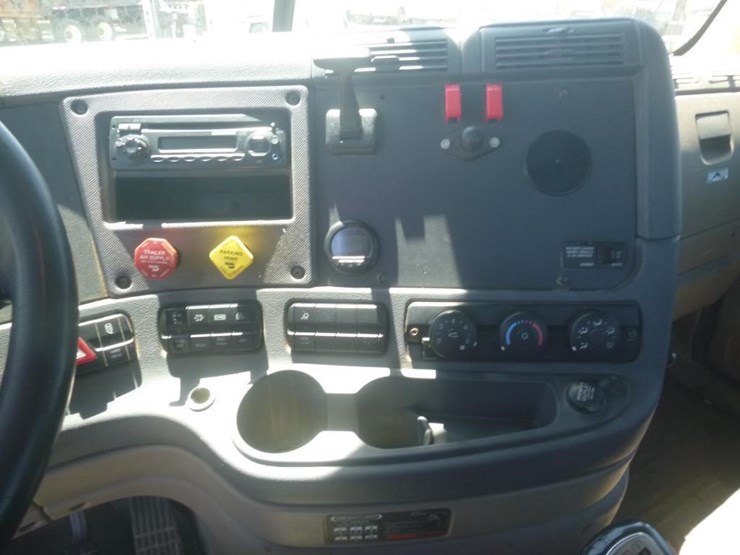 2015-freightliner-cascadia-125-image-19