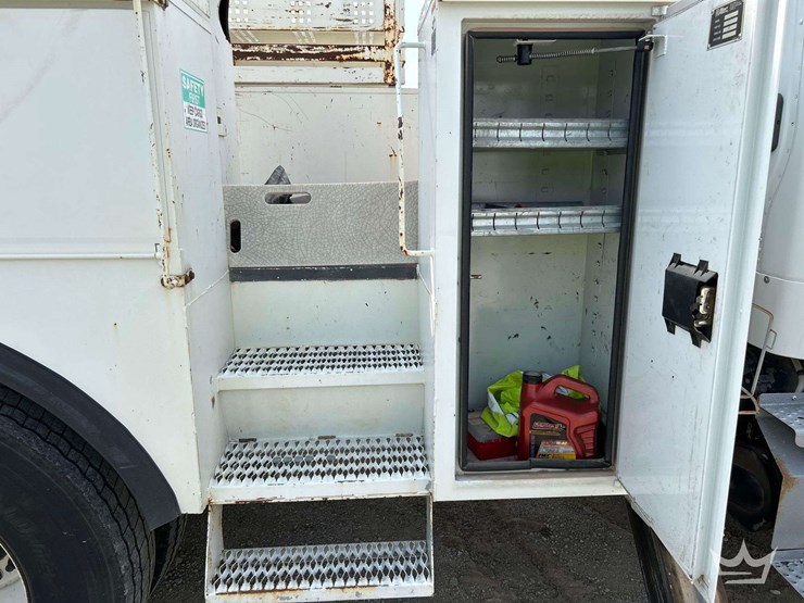 2012-freightliner-m2-106-image-29