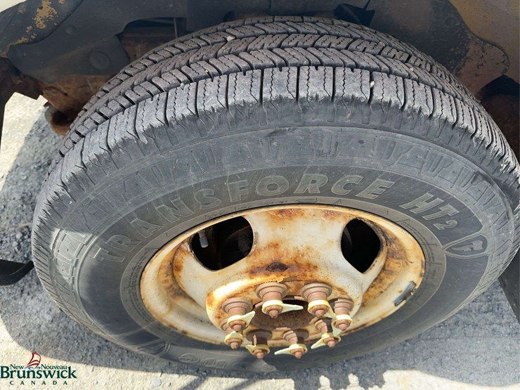 2010-chevrolet-express-20-passenger-mini-bus-image-9