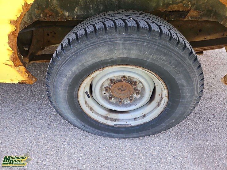 2010-ford-cargo-image-11