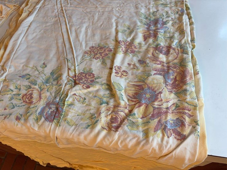 floral-print-bed-sheet-set-with-ruffled-edging-image-3