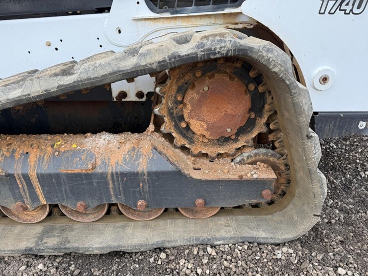 2019-bobcat-t740-image-18