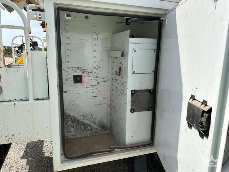 2012-freightliner-m2-106-image-26