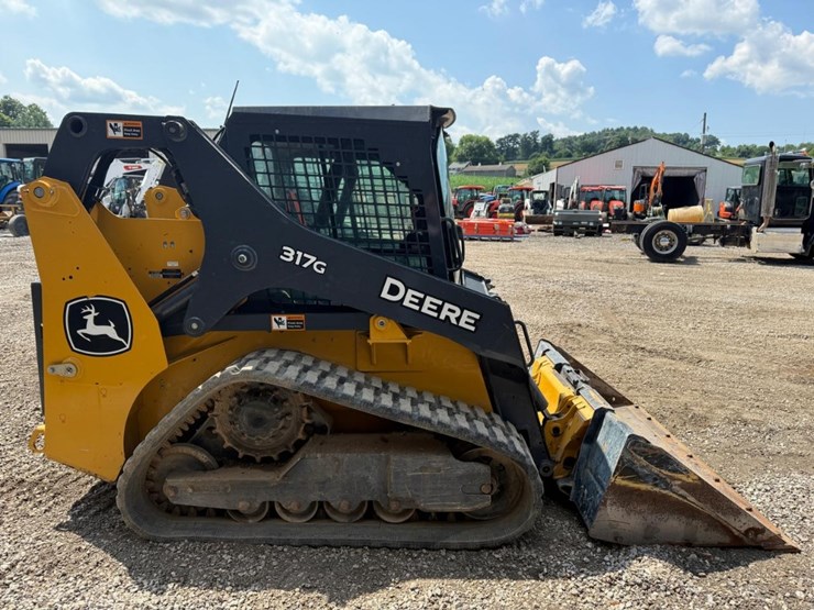2022-deere-317g-image-5