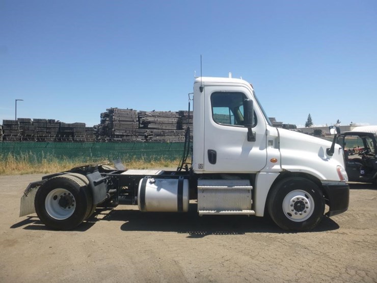 2015-freightliner-cascadia-125-image-7