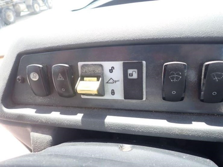 2009-deere-310sj-image-23