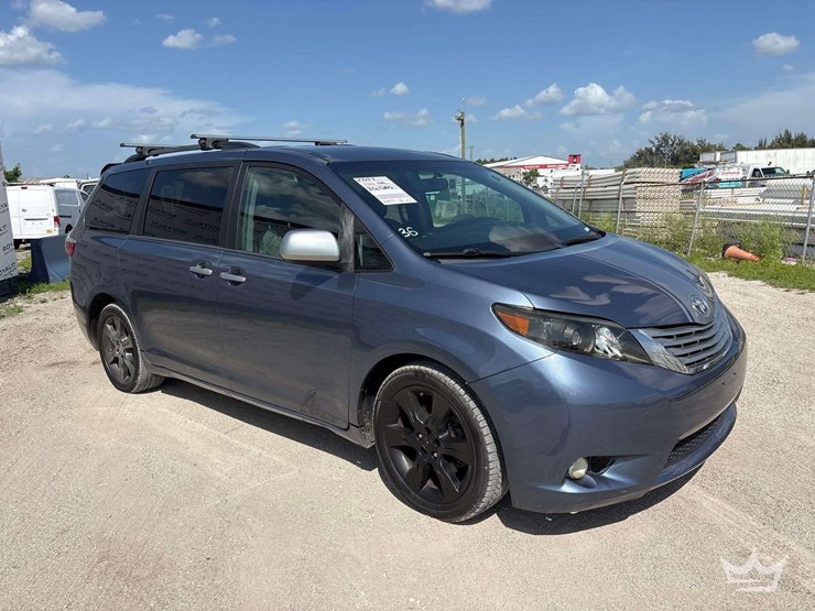 2017-toyota-sienna-image-2