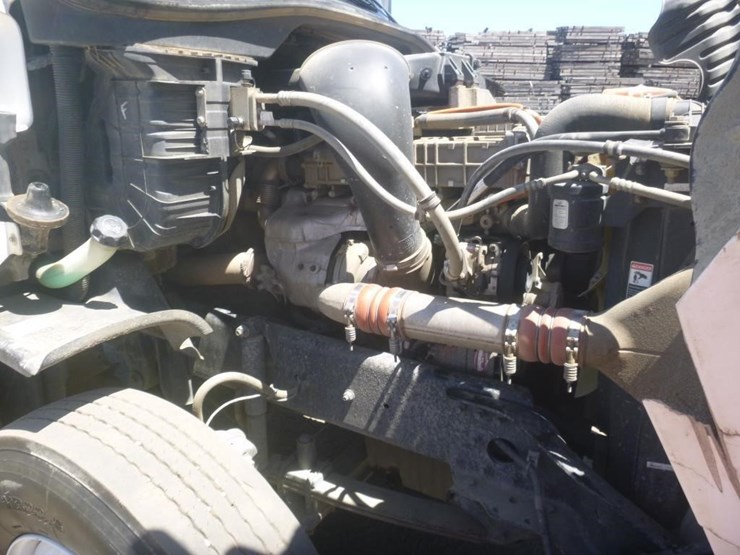 2015-freightliner-cascadia-125-image-22