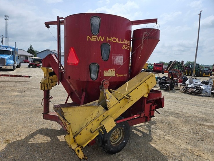 new-holland-352-image-6
