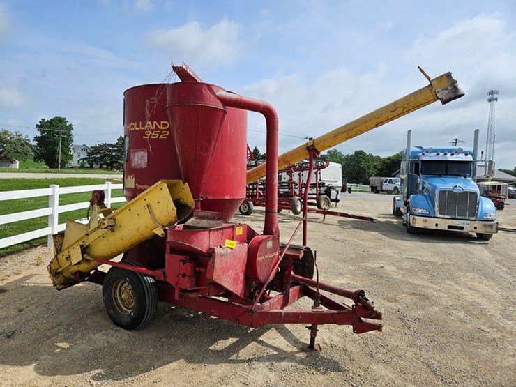 new-holland-352-image-8