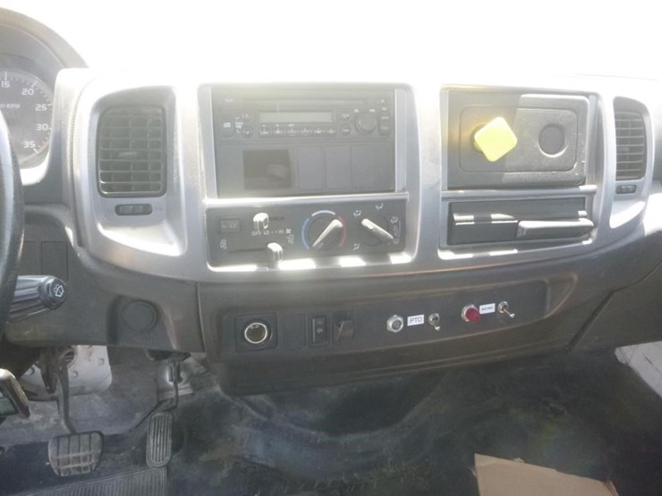 2015-hino-268-image-29