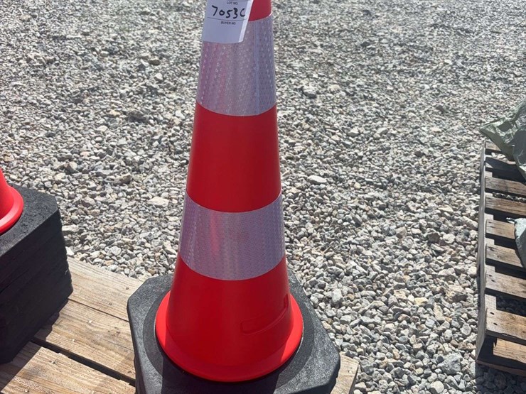 traffic-safety-cone-with-heavy-duty-rubber-base-image-1